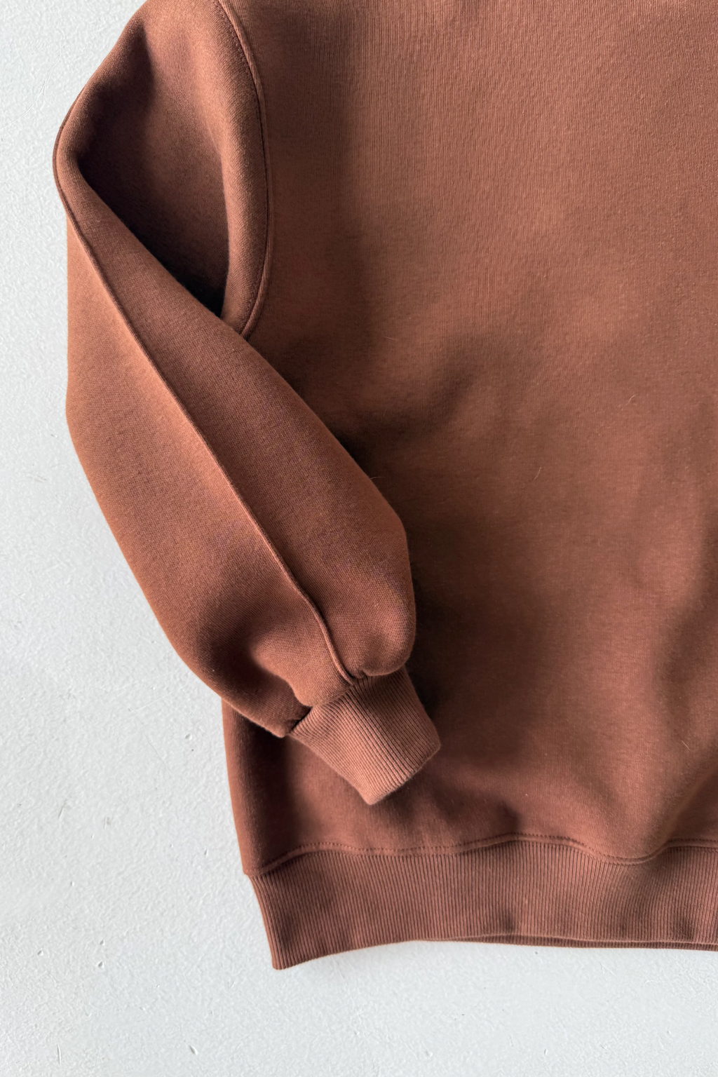 Çocuk Kahverengi Eşofman Takımı – Pamuk Karışımlı Bisiklet Yaka Sweatshirt ve Bağcıklı Jogger Pantolon