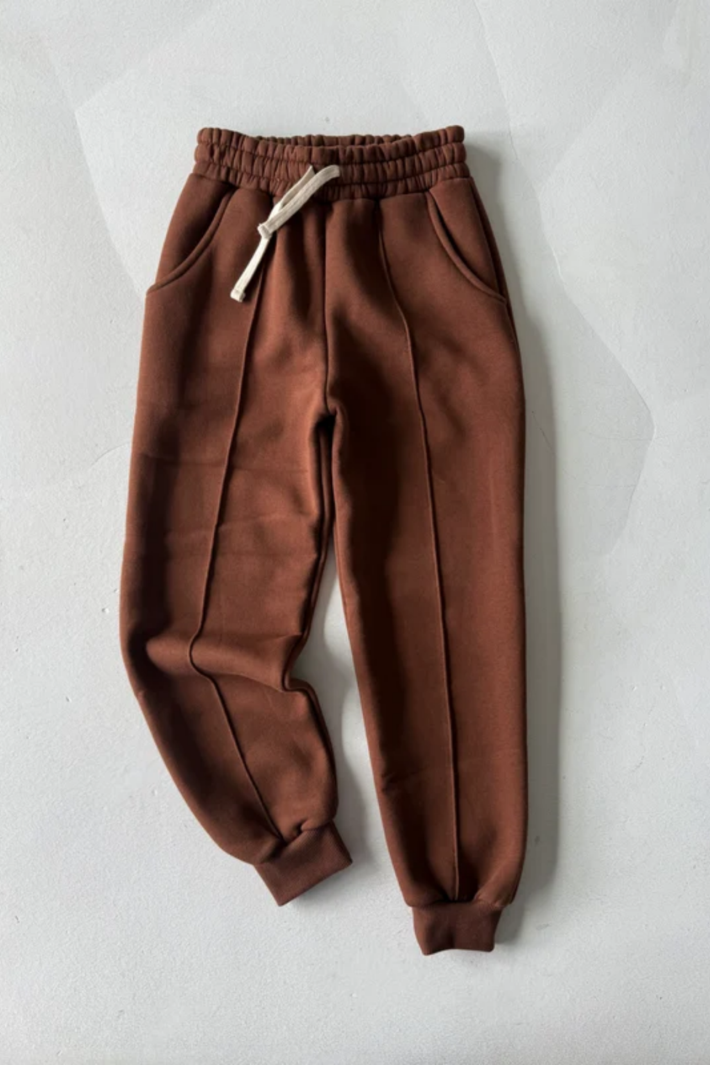 Çocuk Kahverengi Eşofman Takımı – Pamuk Karışımlı Bisiklet Yaka Sweatshirt ve Bağcıklı Jogger Pantolon