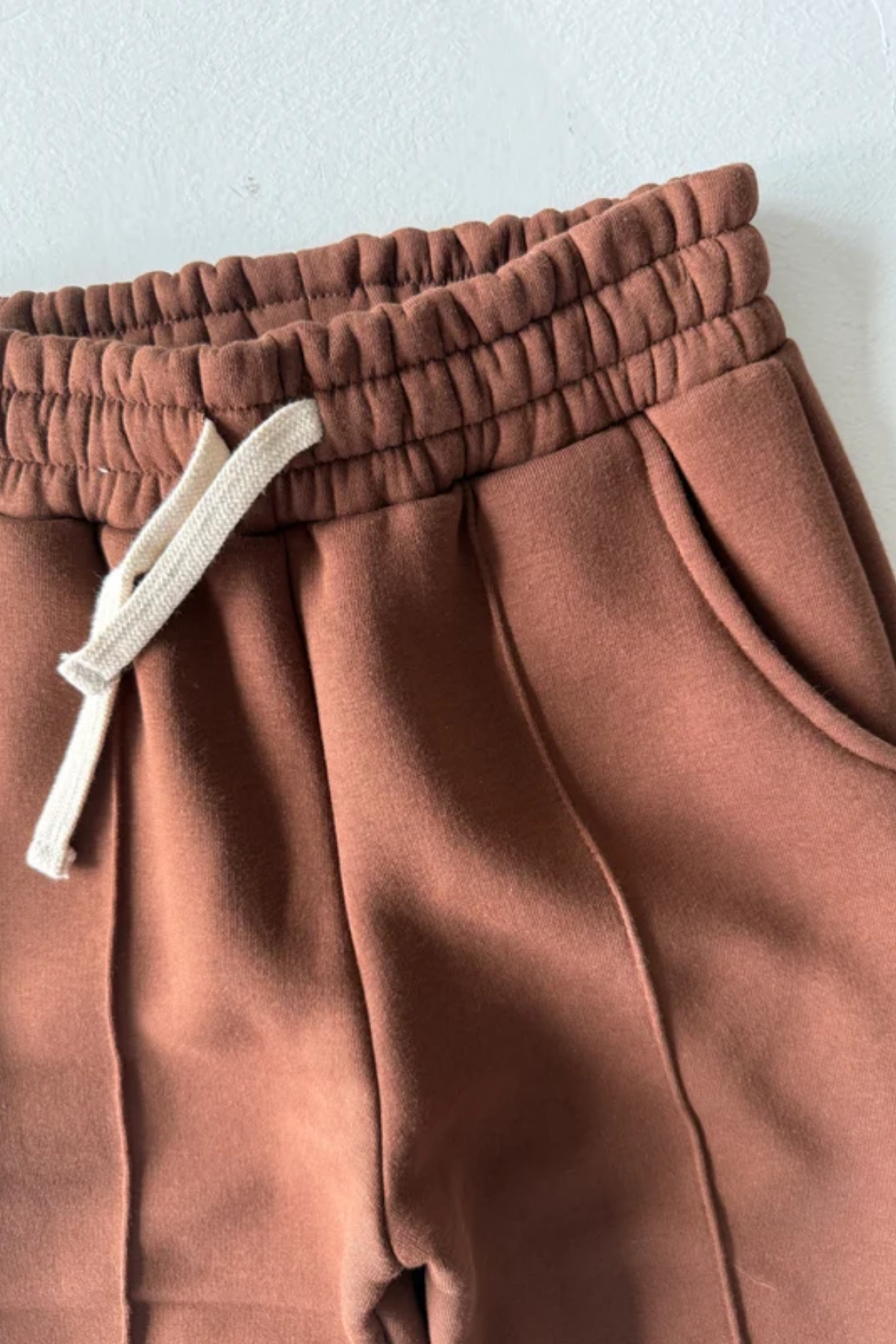 Çocuk Kahverengi Eşofman Takımı – Pamuk Karışımlı Bisiklet Yaka Sweatshirt ve Bağcıklı Jogger Pantolon
