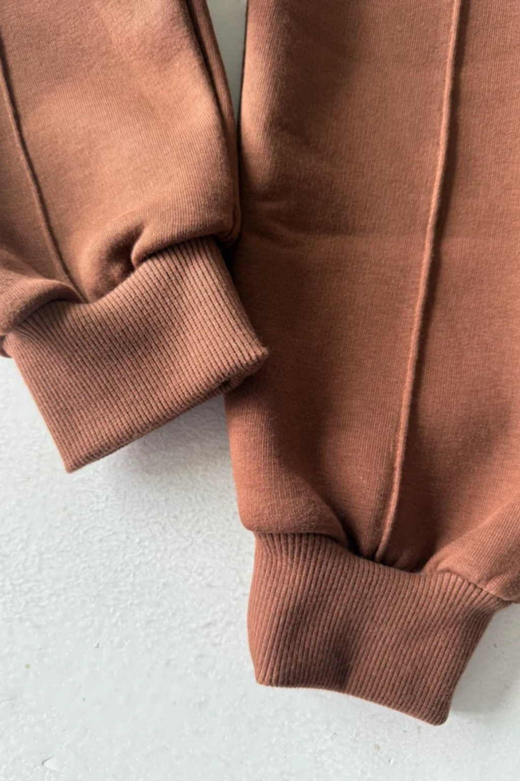Çocuk Kahverengi Eşofman Takımı – Pamuk Karışımlı Bisiklet Yaka Sweatshirt ve Bağcıklı Jogger Pantolon